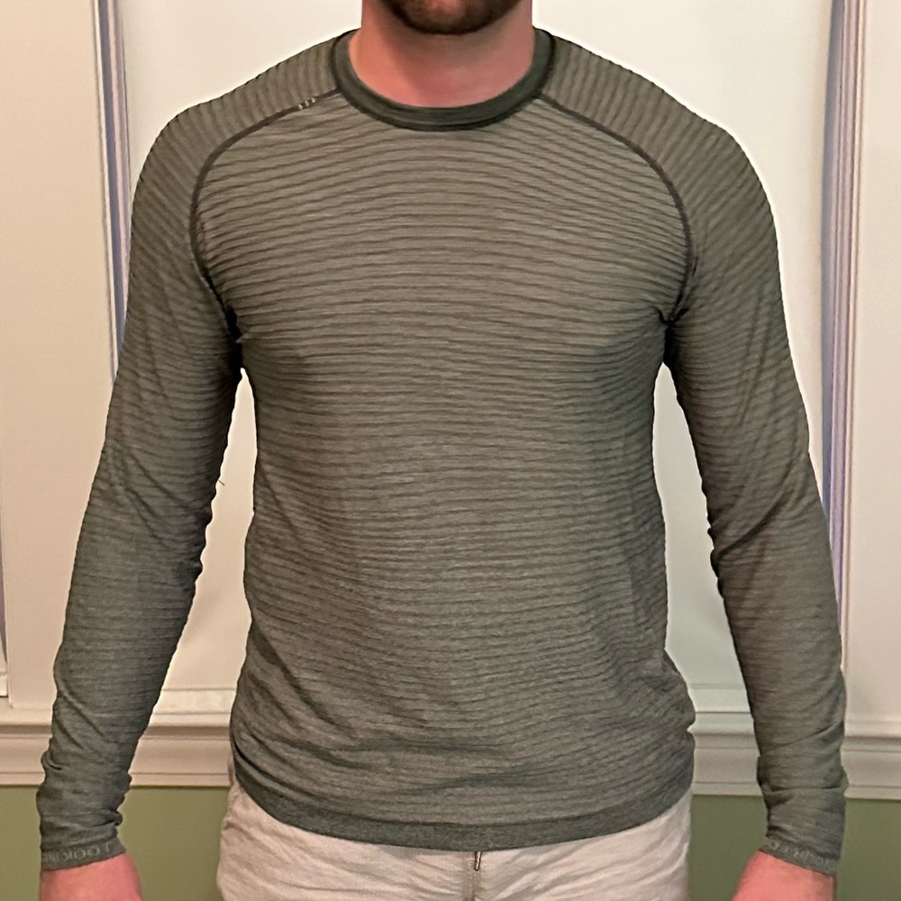 Men’s Lululemon long-sleeved shirt